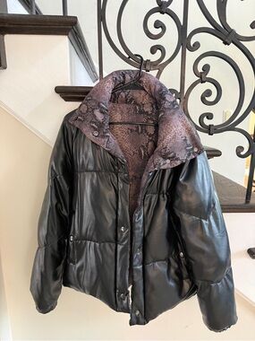 Stylish Black Puffer Jacket with Snake-Print Lining